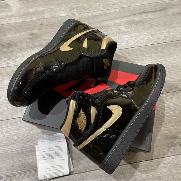 Air Jordan 1 Retro High OG Metallic Gold Black - Picture 7 of 9